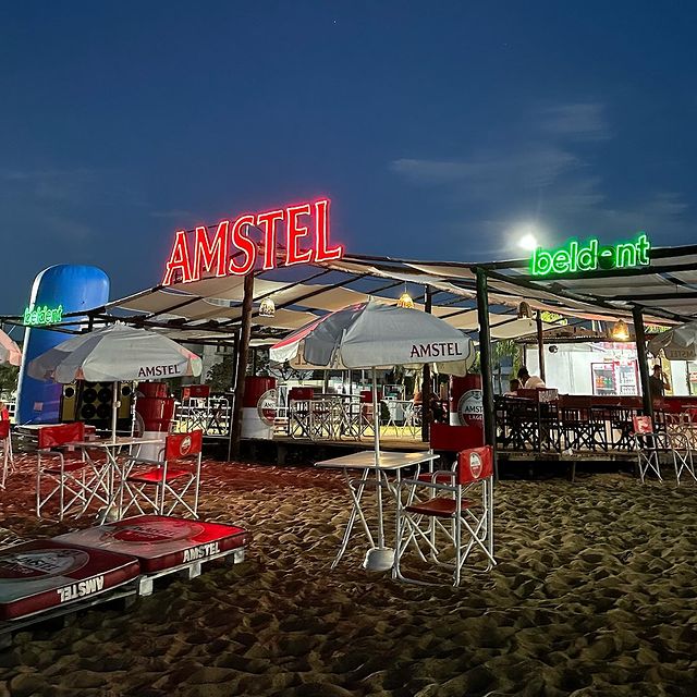 BAR: MOE’s – Bar de Playa